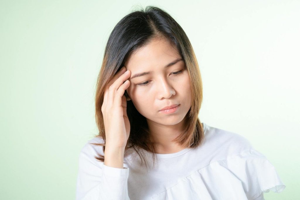 pourquoi j'ai mal à la tête côté droit