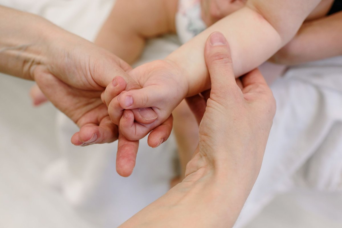 massage pour les coliques du nourrisson
